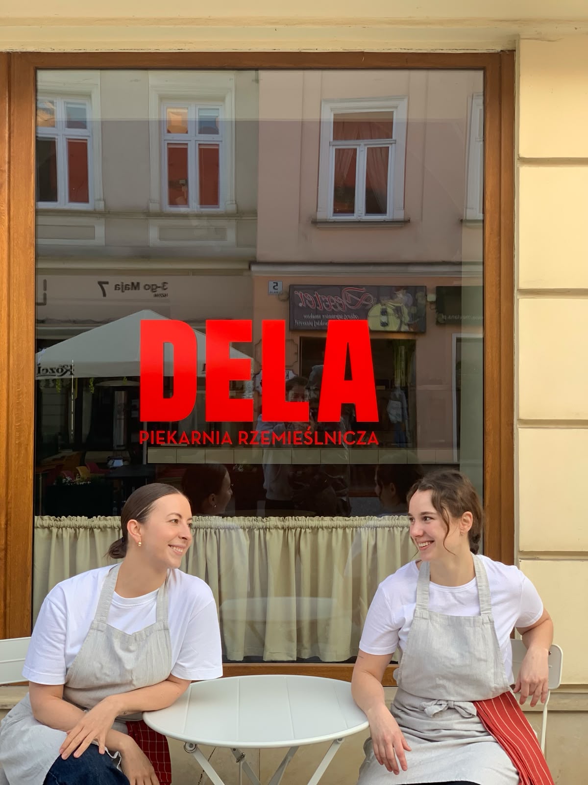 Alicja i Patrycja przed witryną Piekarni Dela